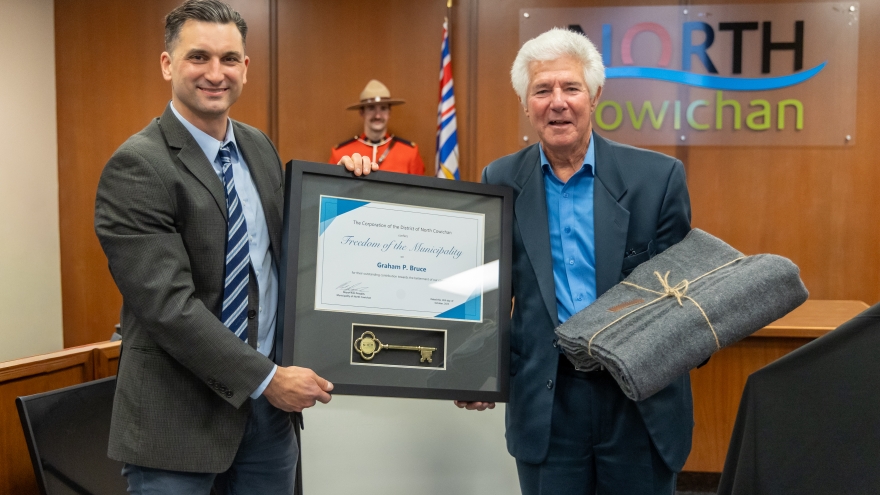 A photo showing Graham P Bruce receiving Freedom of the Municipality from Mayor Rob Douglas